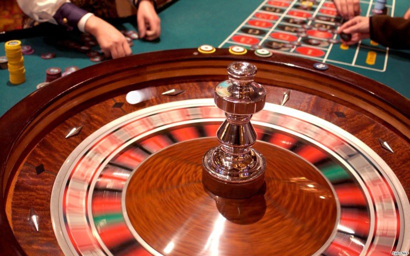 Antarmuka aplikasi mortal78 menampilkan permainan slot dan meja kasino langsung pada layar mobile